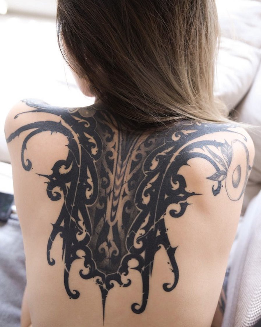 Yakuza girl showing her back tattoo